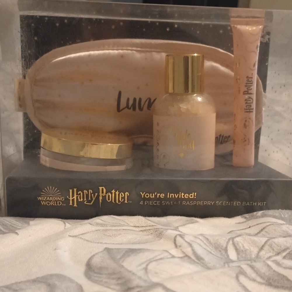 Warner Bros. Harry Potter Raspberry Bath Kit with Gold Accents